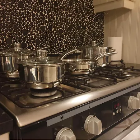 Kwatera prywatna Cosy Double Room, 15minutes From Airport, 4