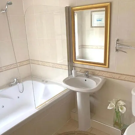 Cosy Double Room, 15minutes From Airport, 4 * Blanchardstown