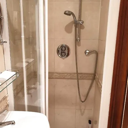 Cosy Double Room, 15minutes From Airport, 4 Kwatera prywatna