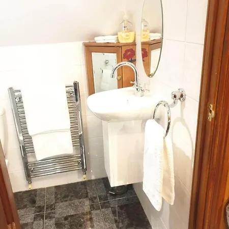Cosy Double Room, 15minutes From Airport, 4 Kwatera prywatna