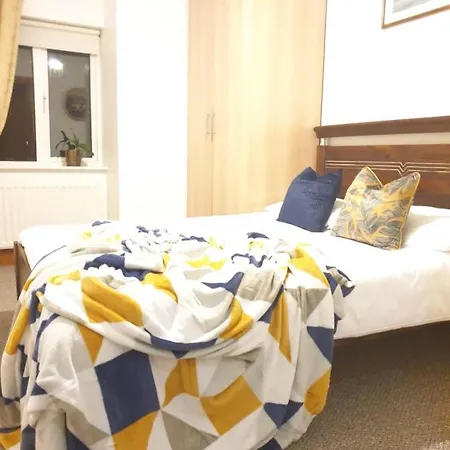 Kwatera prywatna Cosy Double Room, 15minutes From Airport, 4 *